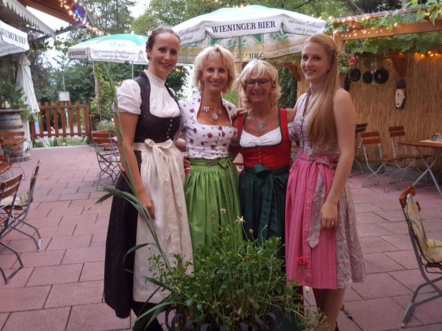Modenschau Leo-Dirndl