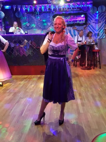 Modenschau Leo-Dirndl
