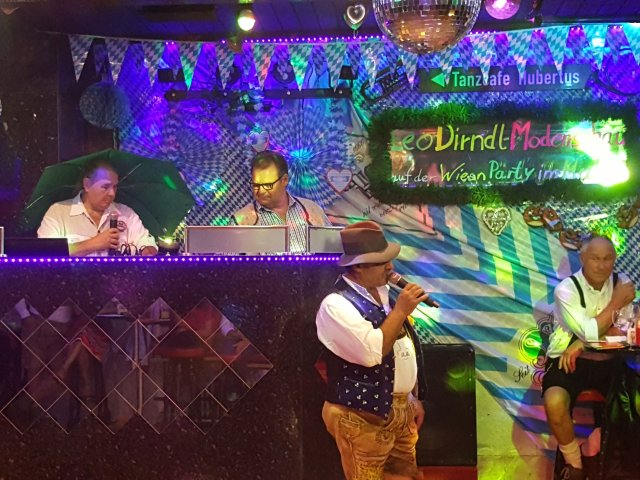 Modenschau Leo-Dirndl