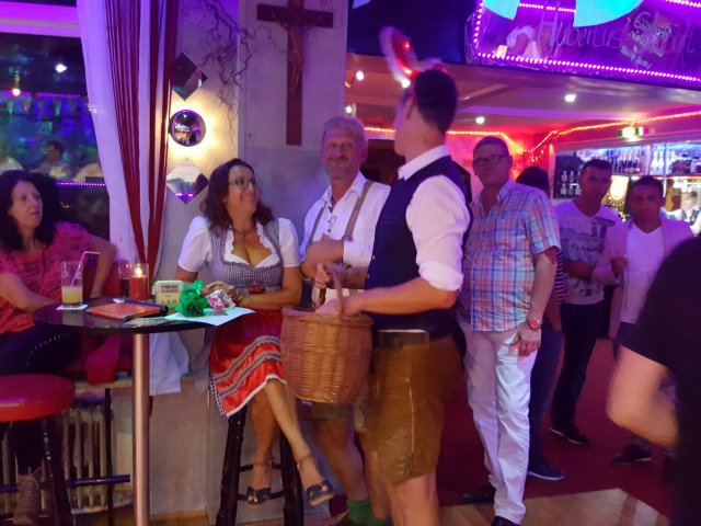 Modenschau Leo-Dirndl