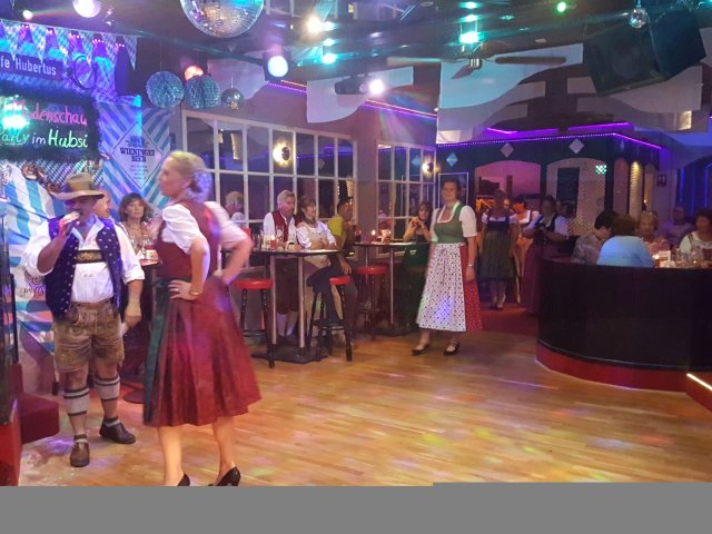 Modenschau Leo-Dirndl