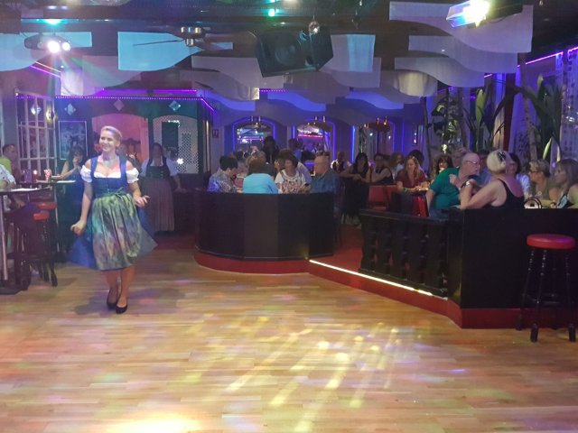 Modenschau Leo-Dirndl