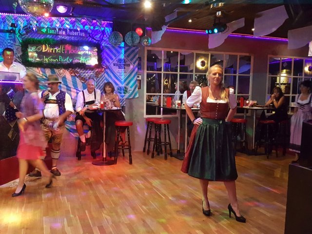 Modenschau Leo-Dirndl