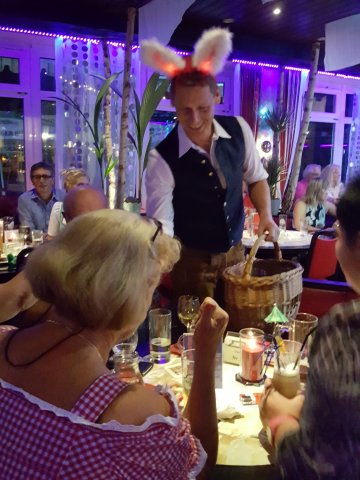 Modenschau Leo-Dirndl