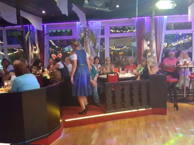 Modenschau Leo-Dirndl