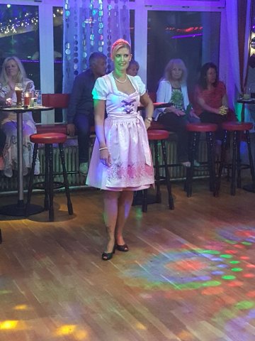 Modenschau Leo-Dirndl