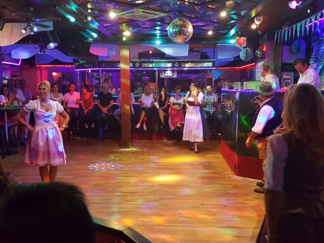 Modenschau Leo-Dirndl