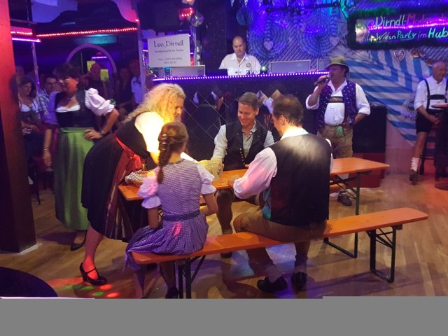Modenschau Leo-Dirndl