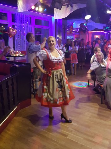 Modenschau Leo-Dirndl